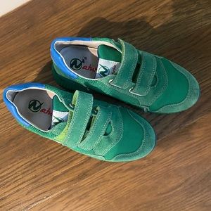 Naturino green tennis shoes